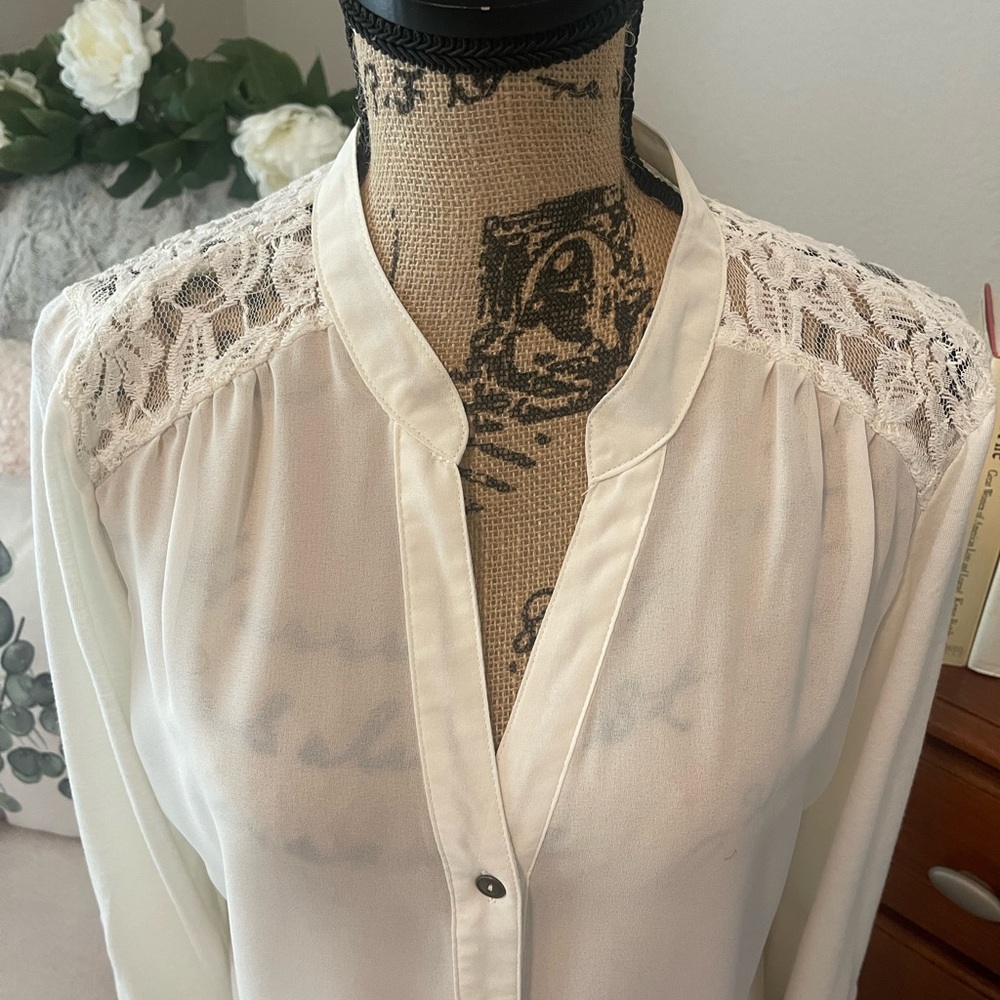 Candies Junior long sleeve tunic blouse. Beautiful Crocheted back and shoulders - Picture 3 of 8